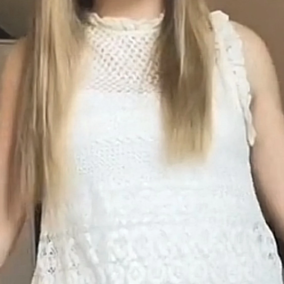 Vit virkad blus med volangdetaljer - 1