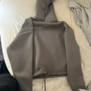 Grå hoodie  - Hoodie, fräsch och unik material. Garanterar dig komplimanger. Bershka