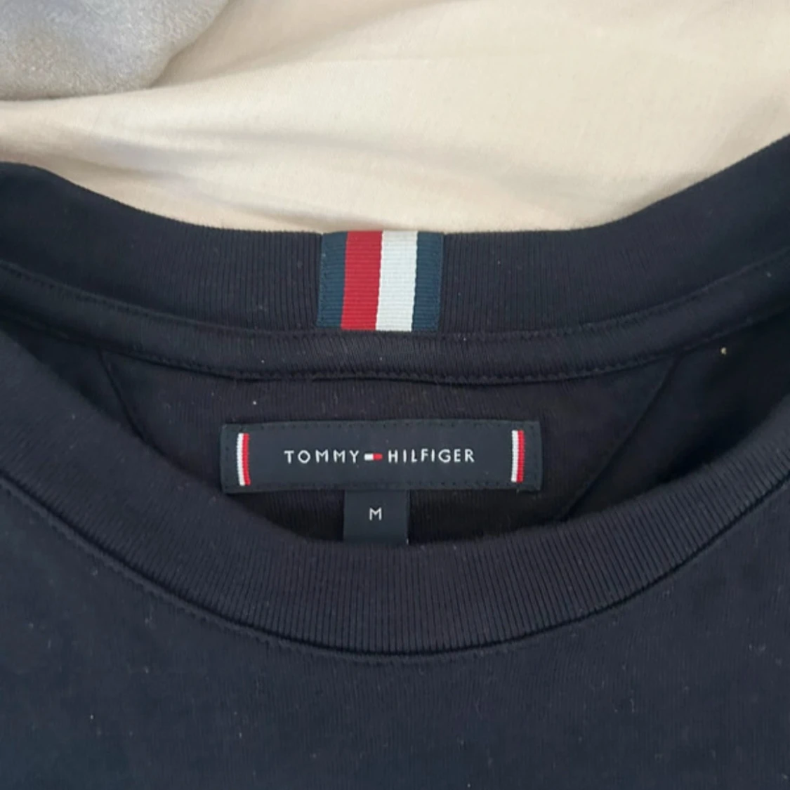 Svart t-shirt Tommy Hilfiger  - 2