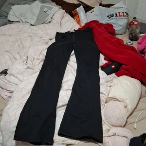 Svarta bootcut jeans från Perfect Jeans gina - Svarta jeans från Perfect Jeans med bootcut-modell och klassisk femficksdesign. Jeansen har hög midja och är tillverkade i ett stretchigt bomullsmaterial som sitter snyggt och bekvämt. Perfekta för dig som gillar en tidlös och clean look.