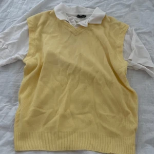 Ljusgul stickad väst med v-ringning - Bra skick, mer som L-M