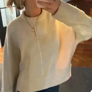 Beige stickad tröja från Zara - Supermysig beige stickad tröja från Zara. Super snygg och passar till massor 