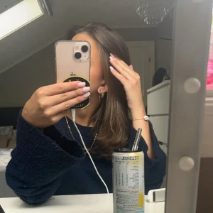 Mörkblå stickad tröja med vida ärmar - Jättefin stickad tröja från H&M, finns inte och köpa längre men den är köpt för 300💕