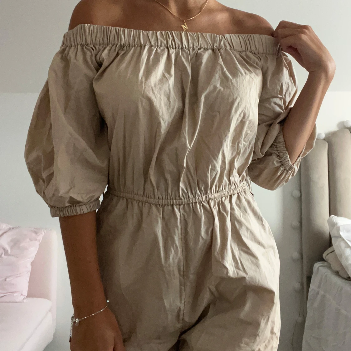 Beige offshoulder byxdress med resår - 2