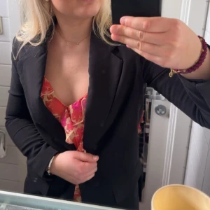 Svart oversized kavaj - Svart oversized kavaj, anvaänd ett fåtal gånger men skicket är som nytt 