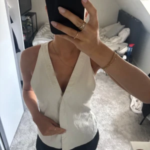 Vit självknäppande topp - En perfekt vit topp nu till sommaren. Toppen går att knäppa precis hur man vill framtill och knyta hur man vill baktill💞Storlek L men passar S