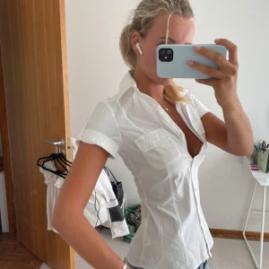 Fitted skjorta - Super snygg tajt sittande skjorta🥰 Var tyvärr lite liten på mig :(