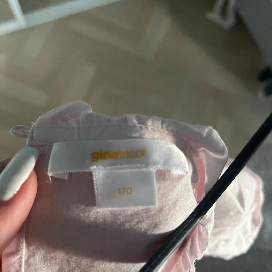 Ljusrosa blus med volang från Gina Tricot - 1