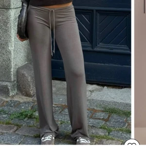 Nelly byxorna - Säljer de populära nelly byxorna då de är för små för mig! De är strl xxs men passar xxs-s. De är i nyskick! Kan skicka privata bilder vid behov.