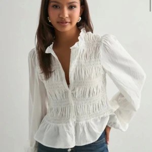 Flirty Smock Blouse Nelly - Helt ny superfin blus från Nelly i storlek i storlek 38 med prislapp kvar! Tyvärr fel storlek för mig och glömt skicka tillbaka. Nypris 400