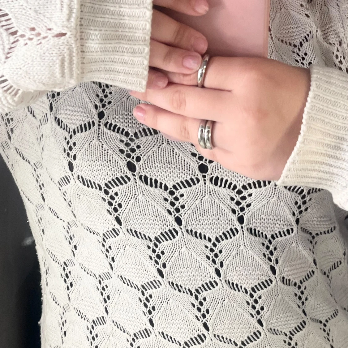 Vit stickad tröja med hålmönster