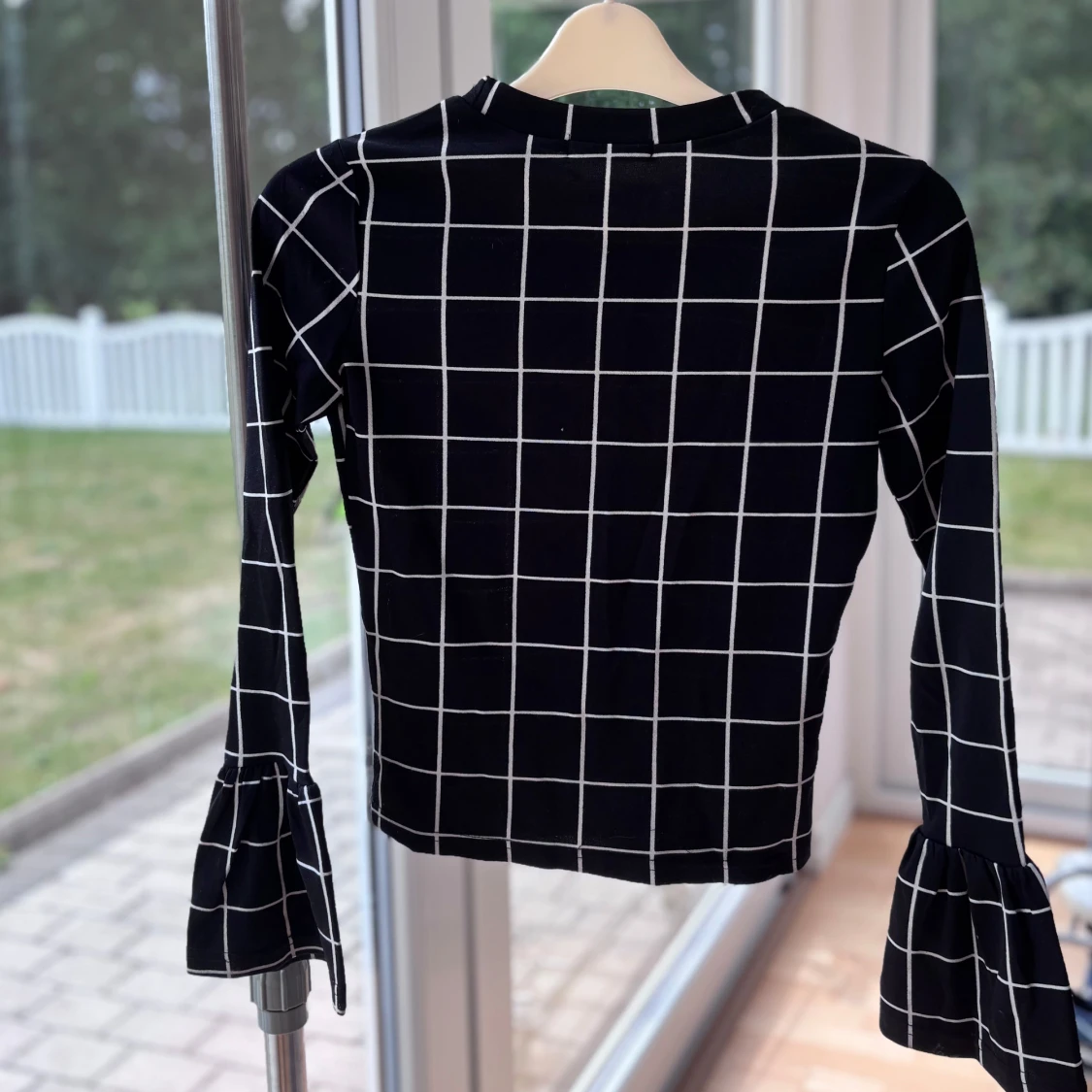 Svart rutig topp med trumpetärm  - 3