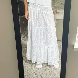 Vit långkjol - Jättefin vit långkjol från gina tricot