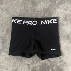 Nike pro shorts  - Nike pro shorts som endast är använda en gång. I storlek S.