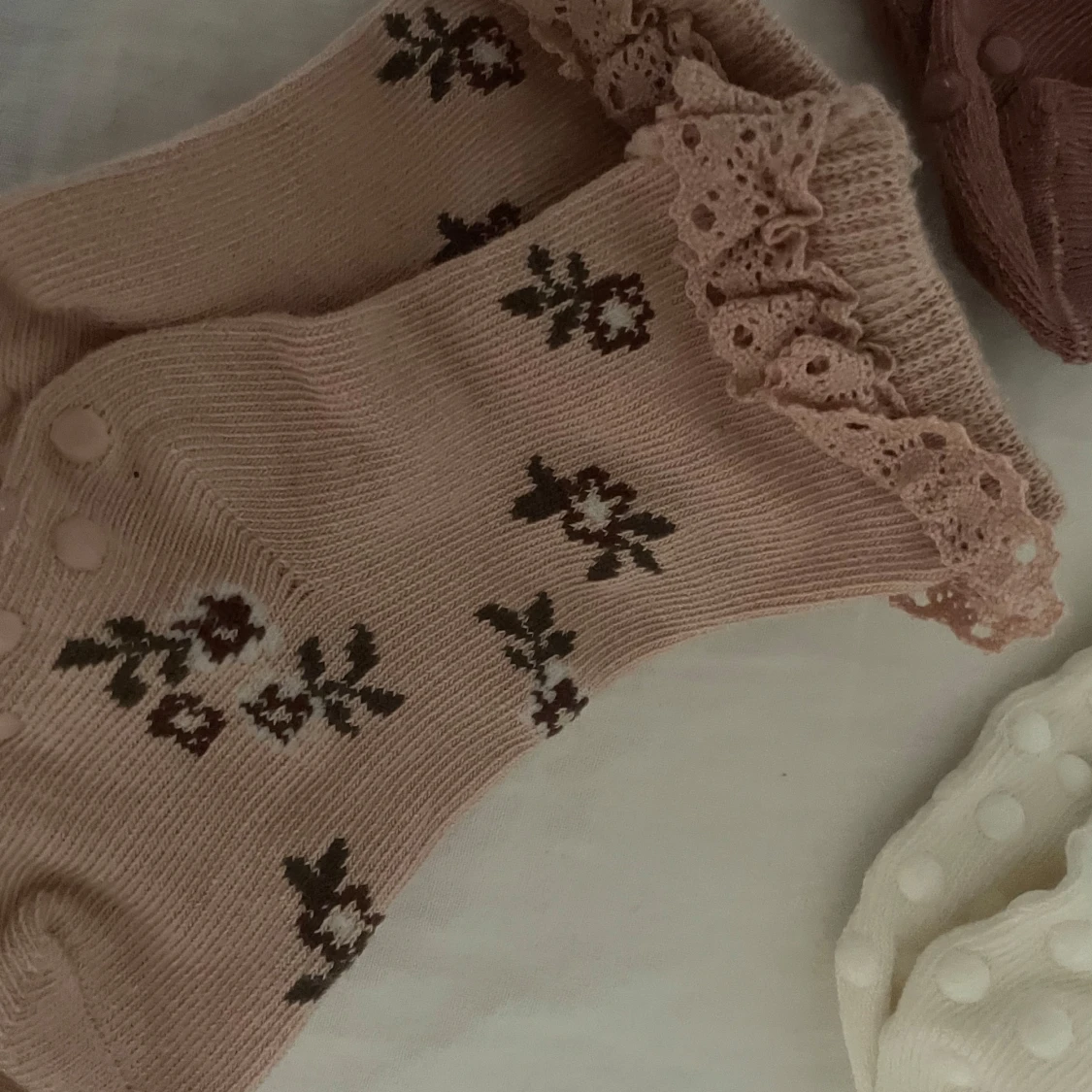 3-pack blommiga bebis spetsstrumpor  - 2