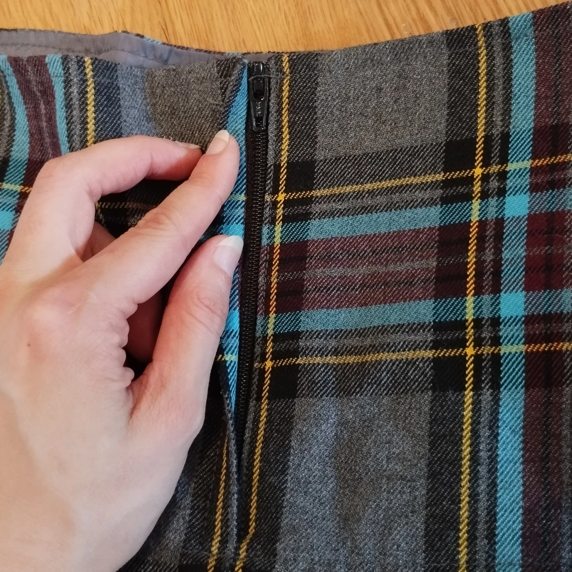 Grå rutig plisserad minikjol stl 38 - 2