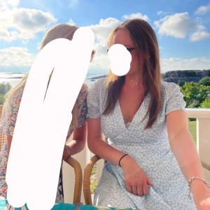 Ljusblå blommig klänning - Supersöt ljusblå kortklänning från Chiquelle med vita blommor Puffiga korta ärmar och markerad midja. Storlek M och knappt använd!🩵