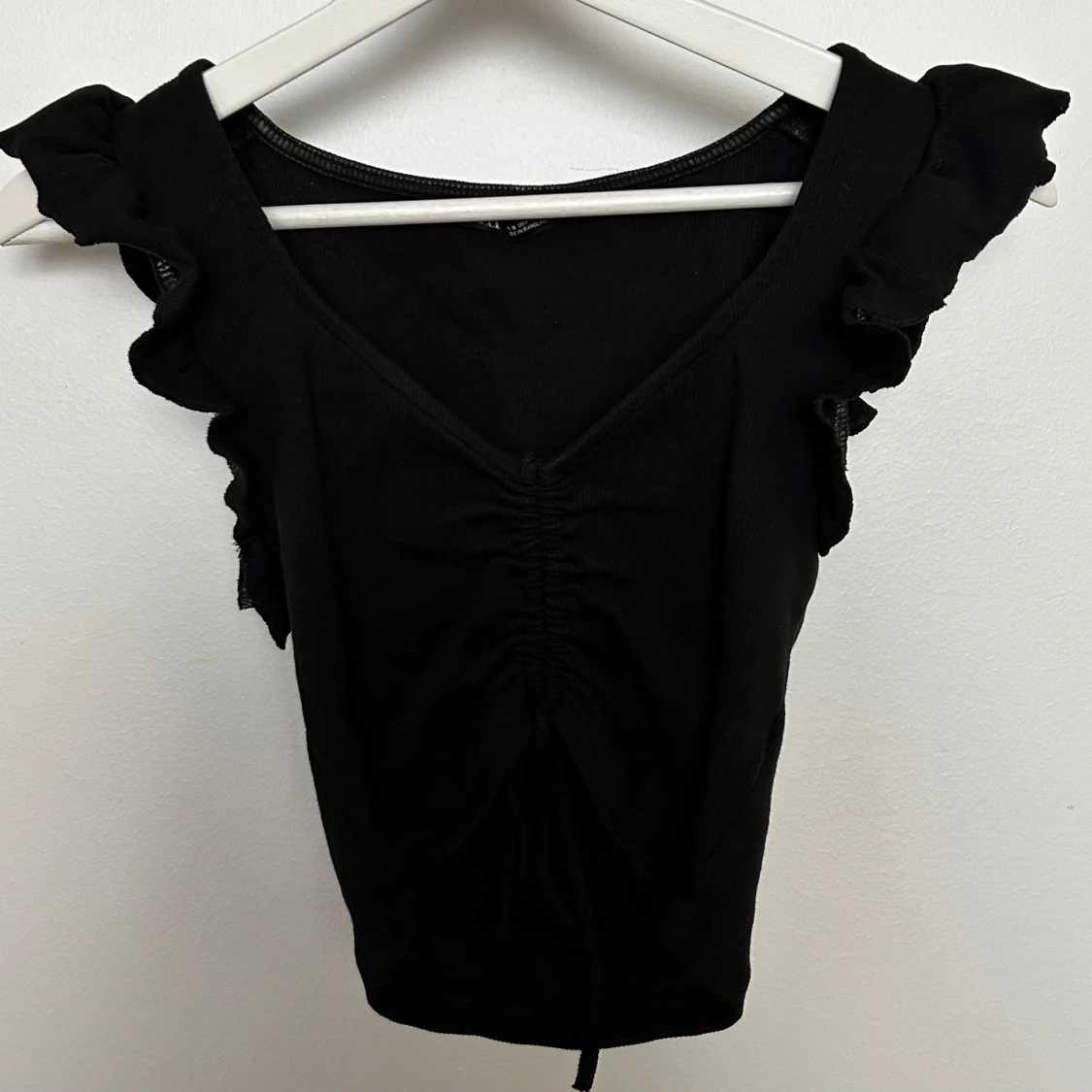 Svart croppad topp med volangärmar - 3