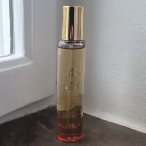 Zara Golden Floral Decade parfym 30ml - Zara Golden Floral Decade Eau de Parfum. Endast testsprayad.