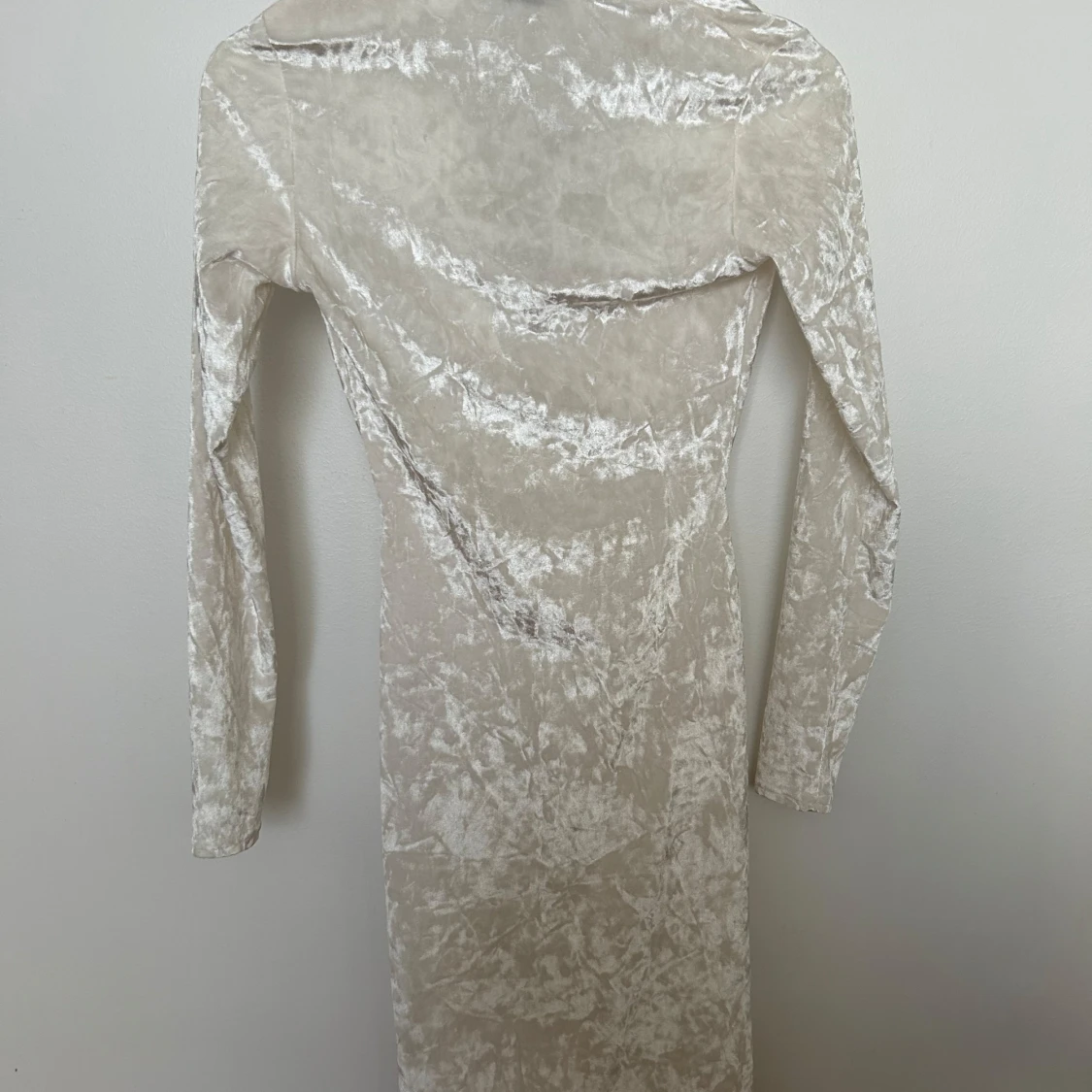 Vit sammetsklänning från Nelly - 4