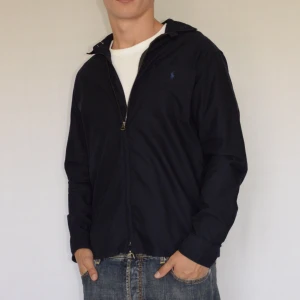 Ralph Lauren overshirt  - POLO RALPH LAUREN OVERSHIRT  Storlek : S  Passform : Passar S/M  Användning : Overshirten är i ett väldigt fint skick utan defekter  Nypris : Cirka 2200SEK  Modellen på bilden är 182CM och väger 79KG