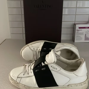 Valentino open - Säljer ett par svarta valentino open i strl 42-43. Du får med box, dustbags. 