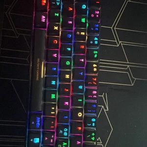 Gaming keyboard - Säljer mitt Del Taco Gaming Keyboard – ett snyggt och responsivt mekaniskt tangentbord perfekt för både gaming och skrivarbete. Tangentbordet är utrustat med röda switches, vilket innebär lättare tryck, snabb respons och tystare klick – idealiskt för snabba reaktioner i spel eller smidig skrivkänsla.  ✅ Mekaniska röda switches ✅ USB-anslutning, plug & play ✅ Kompakt och stilren design ✅ Fullt fungerande, lättanvänt ✅ RGB-belysning 