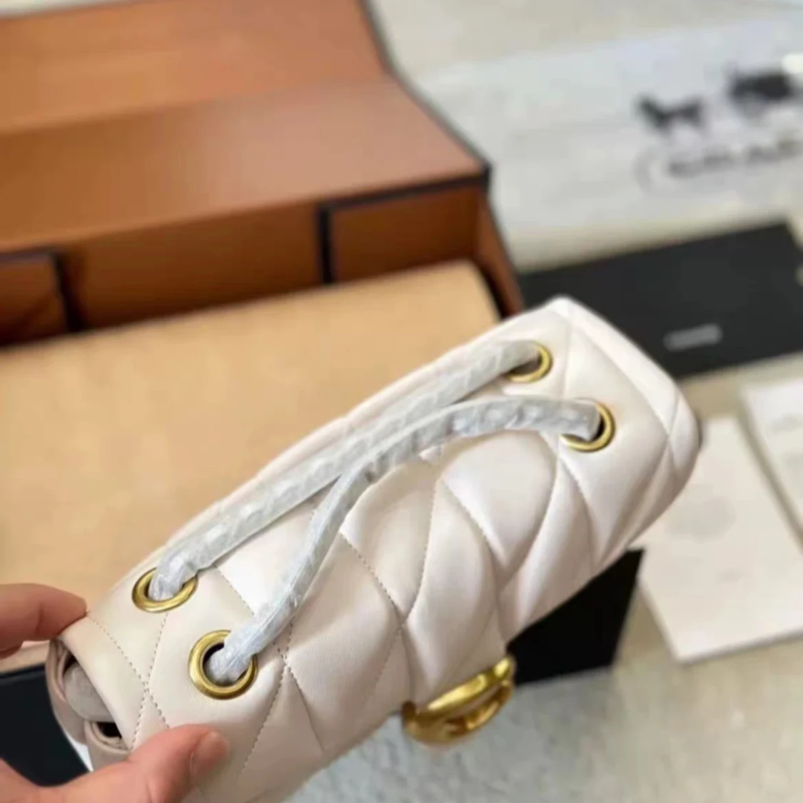 Vit quiltad axelväska från Coach - 4