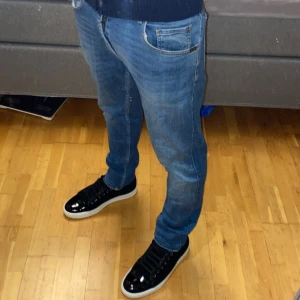 Tiger of Sweden jeans - Tjena! Säljer dessa feta blåa Tiger of Sweden jeans i storlek 33/32. Skicket på dessa är 9,5/10, de har inga skador eller defekter. Jag på bilden är 176 och väger 62kg och de är lite stora i midjan annars sitter de bra. Tveka inte med att höra av dig om du är intresserad eller har frågor!