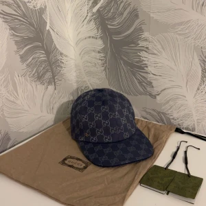Gucci Dubai Keps - Blå Gucci Dubai Keps i storleken M/58cm. Riktigt fin keps som är oanvänd. Tveka inte att dm:a vid intresse!