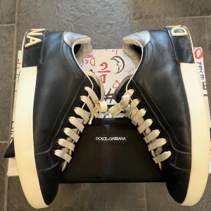 Dolce & Gabbana skor - Dolce & Gabbana portofino skor i storlek 40. Skick efter bilder. Box och dustbag medföljer. Skriv vid funderingar 
