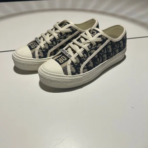 Walk N Dior Skor - Otroligt snygga skor i modellen Walk’N’Dior | Skick 10/10 | Kvitto finns | Ny pris 10 000kr snabb affär 3799kr