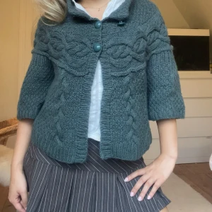 Trekvartsärmad kofta - Så himla snygg grön Trekvartsärmad kofta. Passar flera olika storlekar. Jag på bilden är xxs/xs, min vän är m och den passar på henne också💚