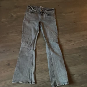 Grå bootcut jeans från 157 - Snygga grå jeans från 157 med låg midja och bootcut-ben. Har några slå fläckar men syns inte mycket