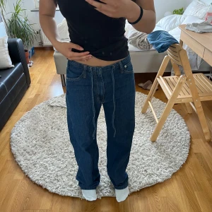 Blå loose fit jeans från Zara - Raka jätte snygga