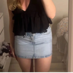 Ljusblå jeanskjol  - Oanvänd kjol i storlek xs, större i stotlek. Superfin ljusblå