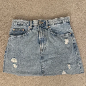 Blå jeanskjol med slitningar - Jätte söt jeanskjol ifrån hm!