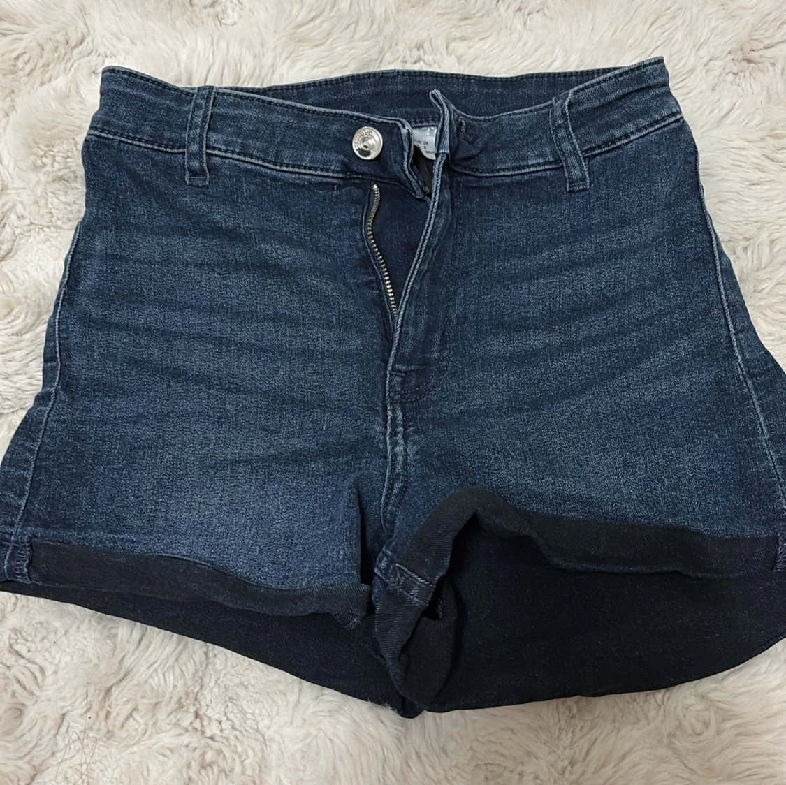 Mörkblå jeansshorts från H&M Divided