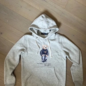 Polo Ralph Lauren Polo Bear Hoodie - Skick: 9,5/10 (inget speciellt tecken på användning) Färg: Grå Storlek: M Defekter: Nej Önskas fler bilder eller har du några frågor är det bara att höra av sig🤝