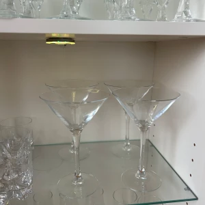 Martiniglas - Fyra martiniglas i väldigt bra skick! Inga sprickor eller defekter. Cirka 18 cm höga och 12 cm i diameter. Perfekta för att servera klassiska cocktails som martini. Jag packar dem noggrant i bubbelplast och kartong vid köp. Hör av dig om du vill ha fler bilder! Pris kan diskuteras.