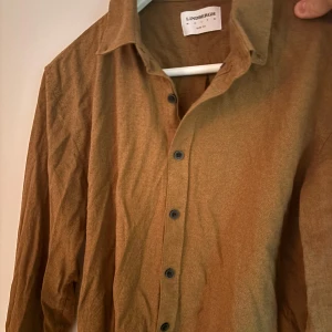 Lindbergh skjorta - Säljer en skjorta från Lindbergh, storlek M, i nyskick och knappt använd. Hämtas i Gamla Enskede eller fraktas