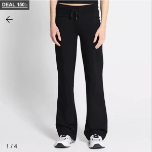 Svarta lager 157 byxor - Jag säljer dessa svarta byxor med snörning vid midjan. De är sjuuukt sköna att ha på sig och de passar för så många tillfällen. Man kan ha de som en avslappnad outfit men man kan även ha de med en mer uppklädd tröja. De är i storlek S och jag säljer de pågrund av att de inte används💞helt oanvända och inga defekter! 