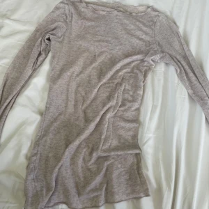 Beige långärmad tröja Intimissimi S - Säljer min intimissimi tröja. Den är i bra skick men har inte litet hål på armen som inte syns så mycket. Säljer pga av att den inte kommer till användning💕