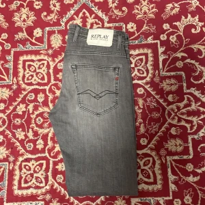 Replay grå skinny jeans - Säljer ett par grå skinny jeans från Replay med klassisk femficksdesign och snygga detaljer på bakfickorna. Jeansen har låg midja och är tillverkade i stretchigt jeanstyg för en tight passform. Perfekta för dig som gillar en stilren och modern look.