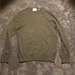 grön stickad tröja från Bläck - Tjenare, säljer nu en stilren grön stickad tröja från Bläck. Perfekt för lager-på-lager under kyliga dagar. Hör av dig vid eventuella frågor mvh //Ruben