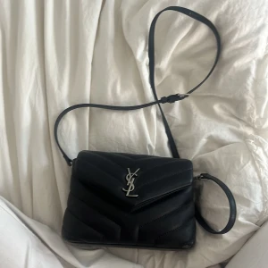 Svart quiltad axelväska från Saint Laurent - Säljer min ysl liknande väska som är i jätte bra och hållbar kvalete skit snygg och gör varje outfit till 10/10! Skriv vid frågor💕