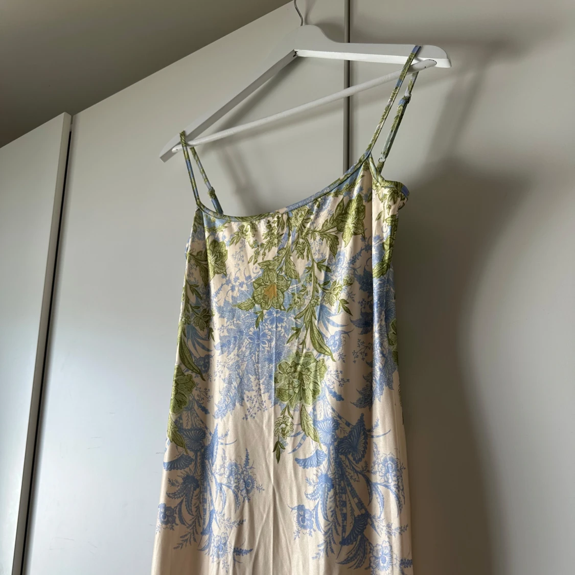 Lång blommig klänning med smala axelband - 1