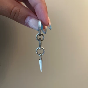 Chaos Queen örhänge från Maria Nilsdotter  - Säljer detta super snygga örhänget från Maria Nilsdotter, nypris är 2795 och jag säljer för 2000❣️pris kan diskuteras!