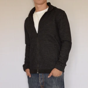 Massimo Dutti cardigan med dunluva - MASSIMO DUTTI HYBRID LUVA  Storlek : L  Passform : Normal  Användning : Tröjan är i ett väldigt fint skick  Nypris : Cirka 1500SEK  Modellen på bilden är 182CM och väger 79KG