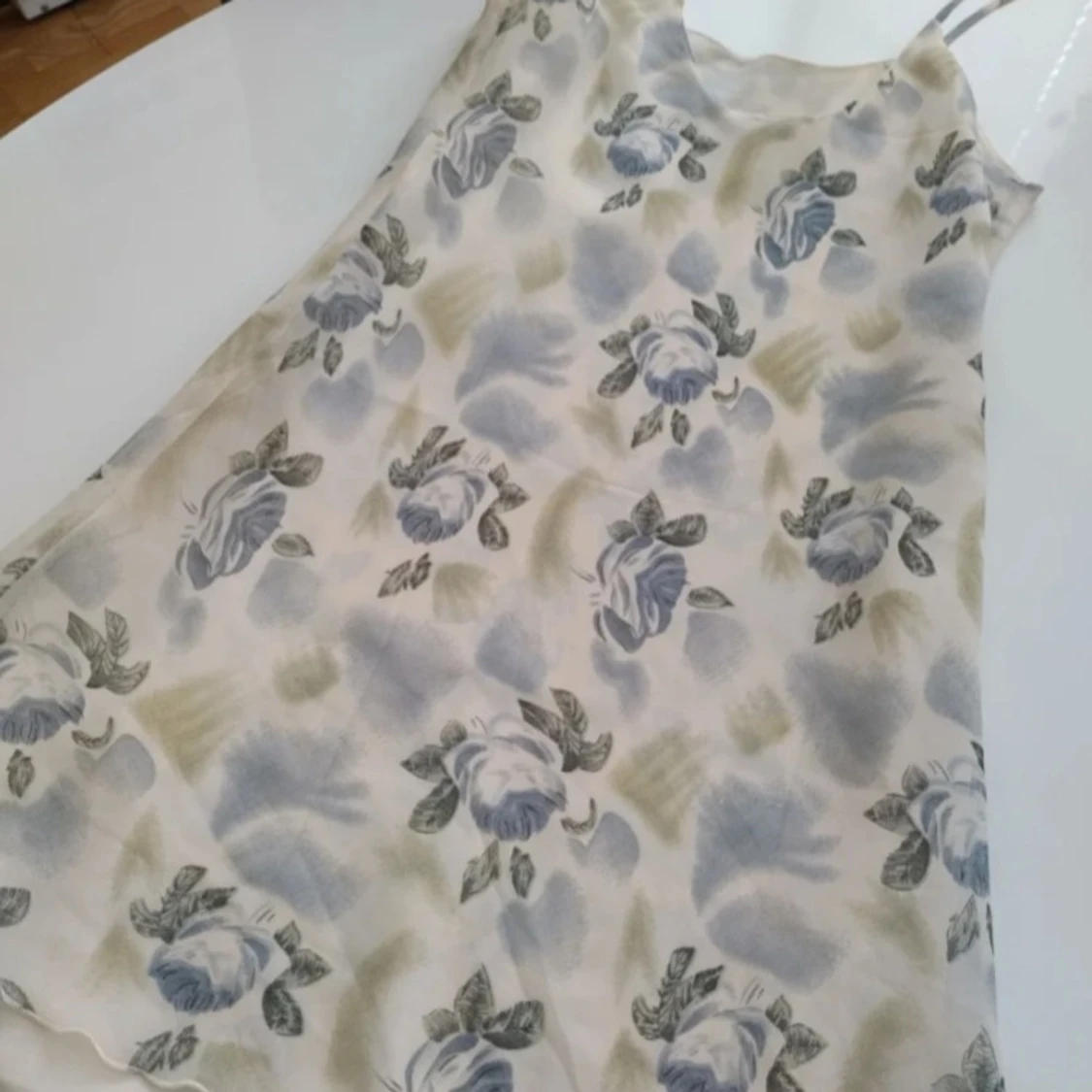 Blommig silkesklänning från N.E.W.O.R.L.D - 3